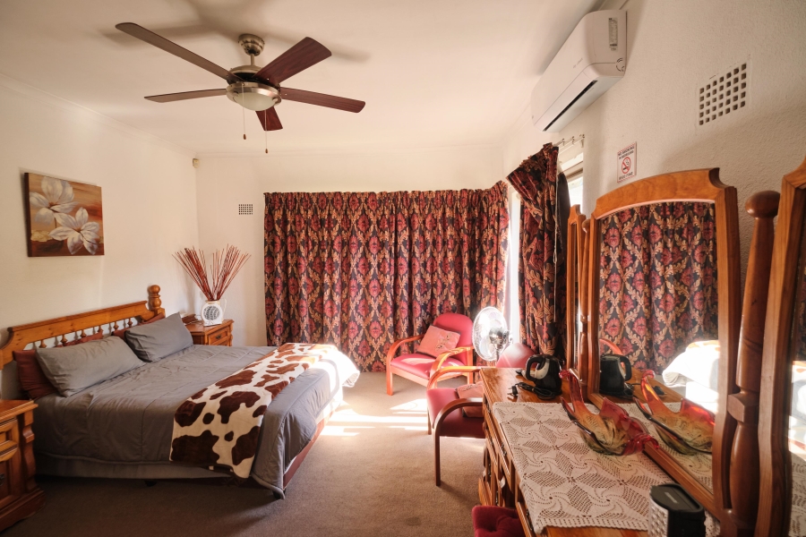 6 Bedroom Property for Sale in Schoongezicht Western Cape